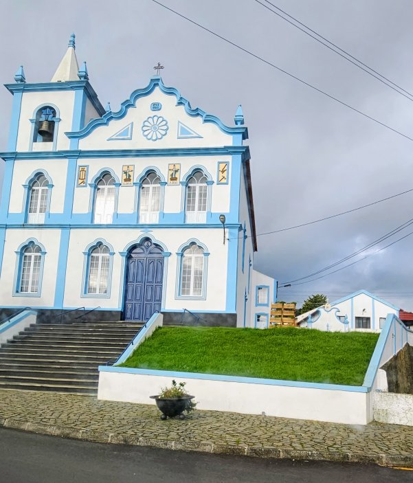 Kapličky na Azorech se nazývají império a při venkovských hodech se bohatě zdobí květinami.