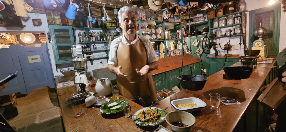 Vyhlášená restaurace restaurace v Quinta do Martelo v blízkosti Angra do Heroísmo se pyšní tradičními místními recepty i pomalým způsobem vaření. Prostory restaurace má v jednotlivých místnostech typického vesnického domu s koloniálem v přízemí, kde hostům majitel předvádí místní specialitky.