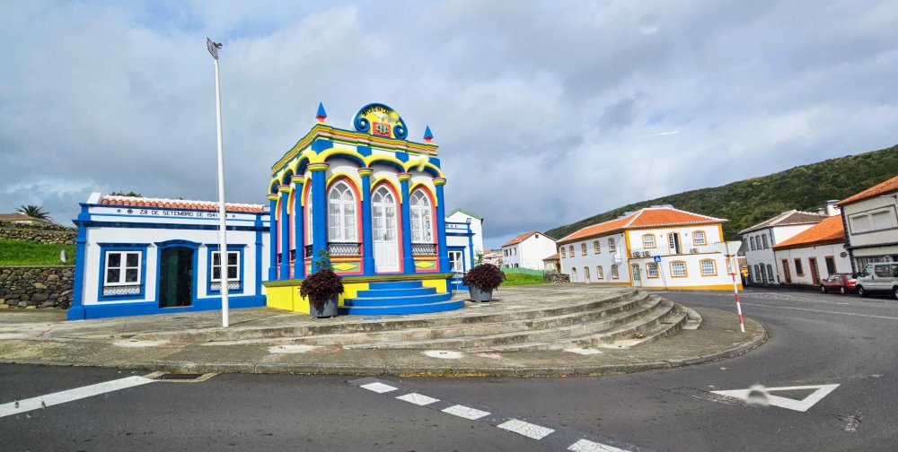 Na Terceiře se slaví kult Ducha svatého a jsou zde velmi populární malé kapličky v každé vesničce, takzvané império, v překladu císařství. 