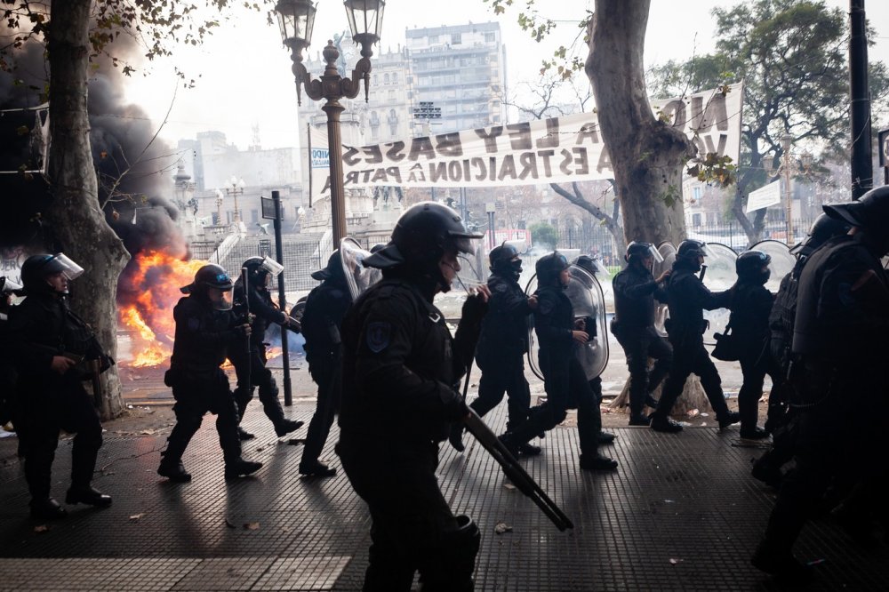 Násilné protesty provázely debatu v argentinském senátu o úsporných opatřeních, která prosazuje pravicový prezident Javier Milei