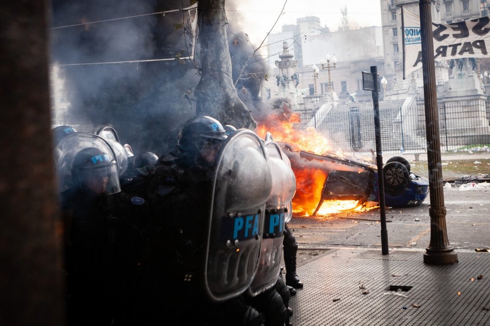 Násilné protesty provázely debatu v argentinském senátu o úsporných opatřeních, která prosazuje pravicový prezident Javier Milei