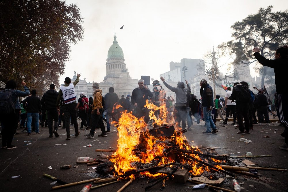 Násilné protesty provázely debatu v argentinském senátu o úsporných opatřeních, která prosazuje pravicový prezident Javier Milei