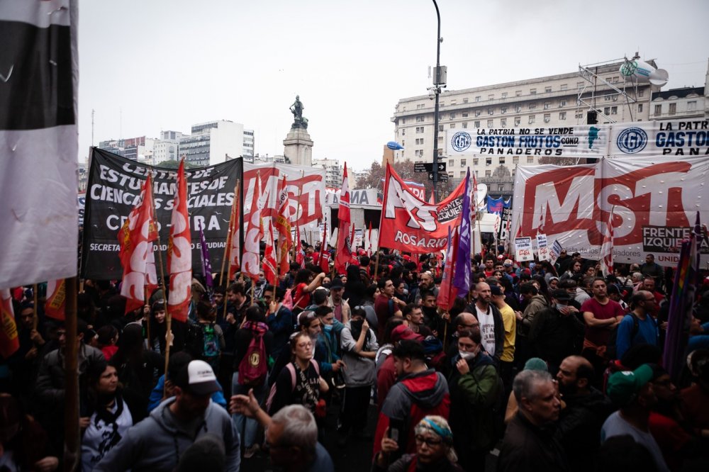 Násilné protesty provázely debatu v argentinském senátu o úsporných opatřeních, která prosazuje pravicový prezident Javier Milei