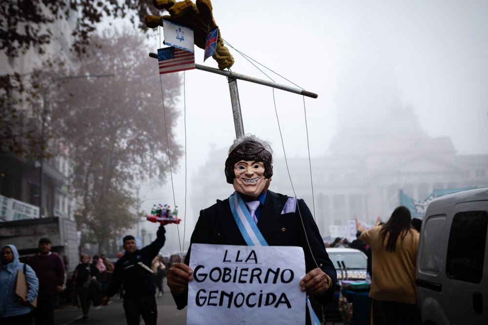 Násilné protesty provázely debatu v argentinském senátu o úsporných opatřeních, která prosazuje pravicový prezident Javier Milei