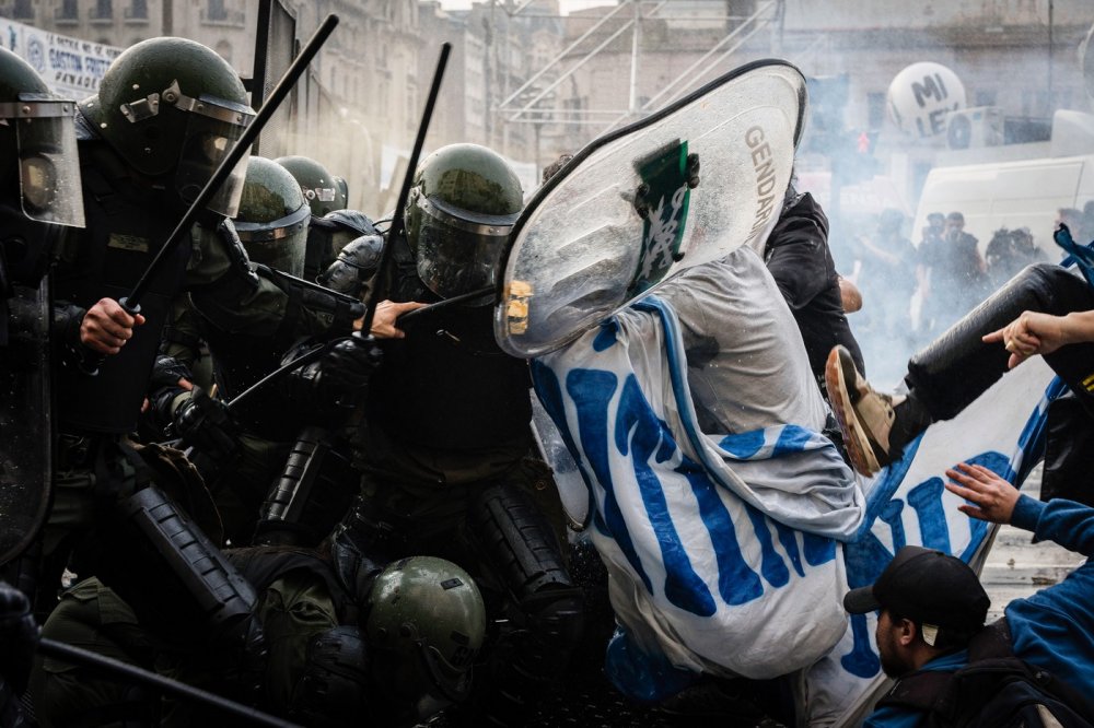 Násilné protesty provázely debatu v argentinském senátu o úsporných opatřeních, která prosazuje pravicový prezident Javier Milei