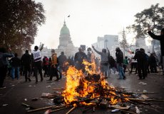 Násilné protesty provázely debatu v argentinském senátu o úsporných opatřeních, která prosazuje pravicový prezident Javier Milei