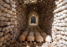 Odborníci v kutnohorské kostnici dokončili obnovu první pyramidy z lidských kostí, která musela být rozebrána při celkové rekonstrukci památky