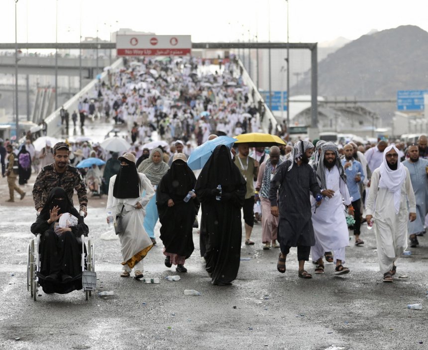 Při letošní velké muslimské pouti do Mekky hadždž zemřelo několik set lidí