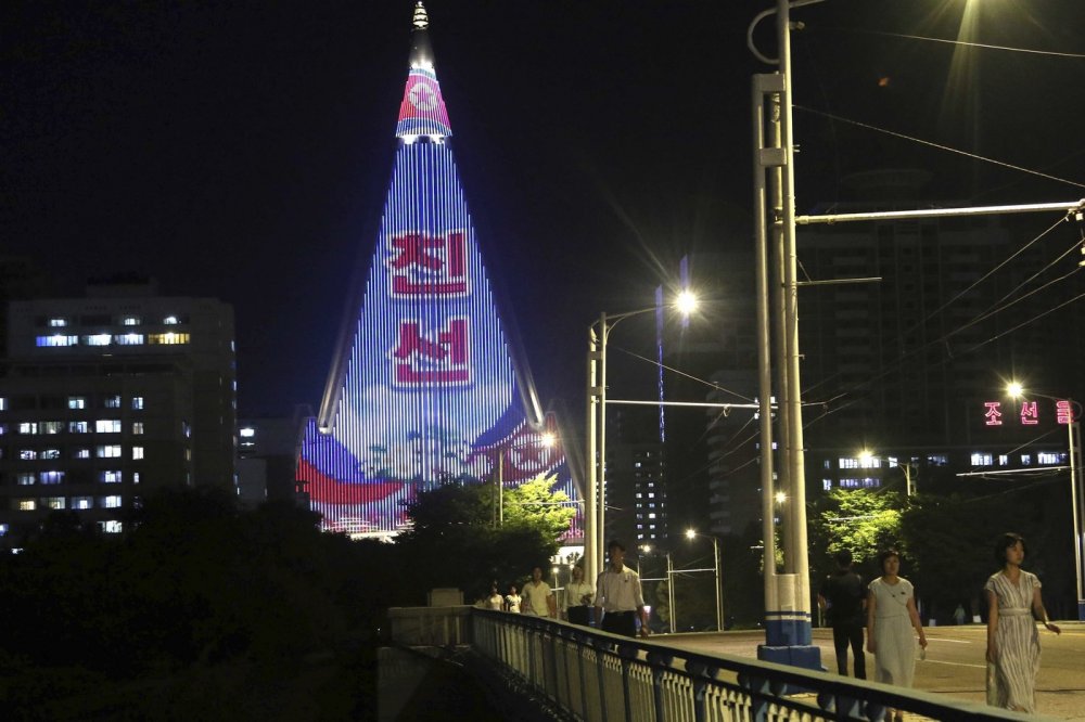 Na dominantě hlavního města, nedokončeném 330metrovém hotelu Ryugyong byl obrovský nápis „Vítej, Putine“