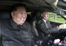 Vladimir Putin a Kim Čong-un na společné projížďce 