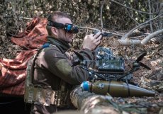 Voják ukrajinské armády na frontové linii v charkovské oblasti, který ovládá dron