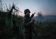 Voják ukrajinské armády na frontové linii v charkovské oblasti