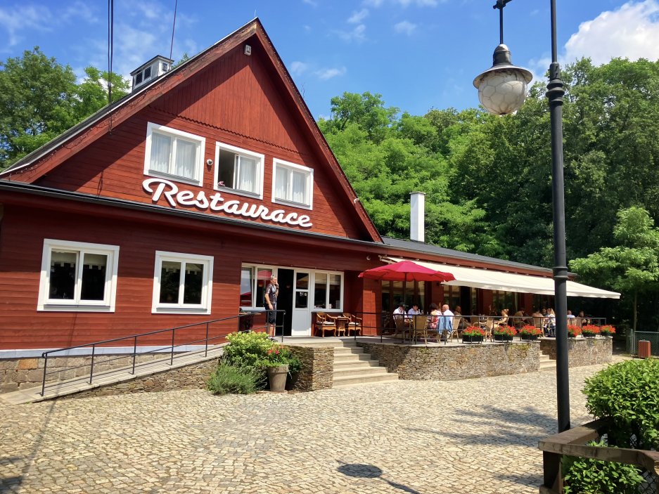 Restaurace prošla rekonstrukcí. O atmosféru prvorepublikové vily nepřišla. A tamní kuchyně je v Říčanech jednou z těch lepších.