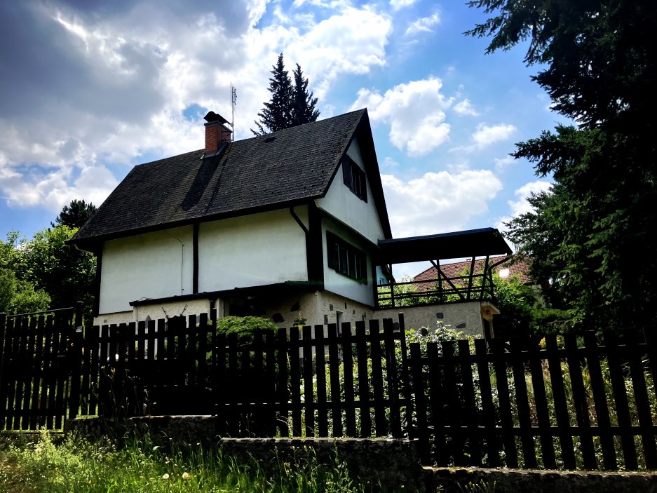 A za procházku stojí i bezprostřední okolí Jurečka. Někde jsou ještě zachovány původní chatky.