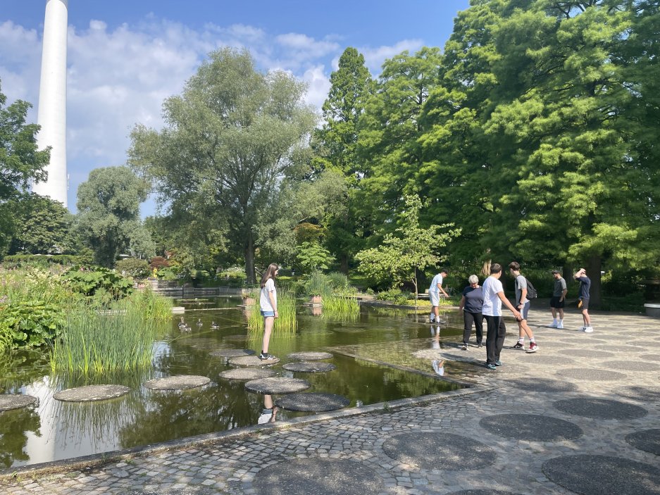 Planten un Blomen je zelená oáza v centru města. Park se rozkládá na ploše asi 47 hektarů od Dammtor po Reeperbahn. V létě jsou zde také možnosti trávení volného času a spousta hudby