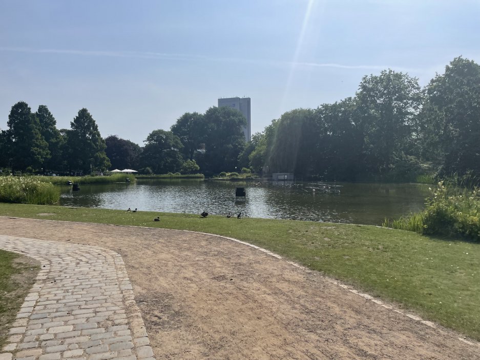 Planten un Blomen je zelená oáza v centru města. Park se rozkládá na ploše asi 47 hektarů od Dammtor po Reeperbahn. V létě jsou zde také možnosti trávení volného času a spousta hudby