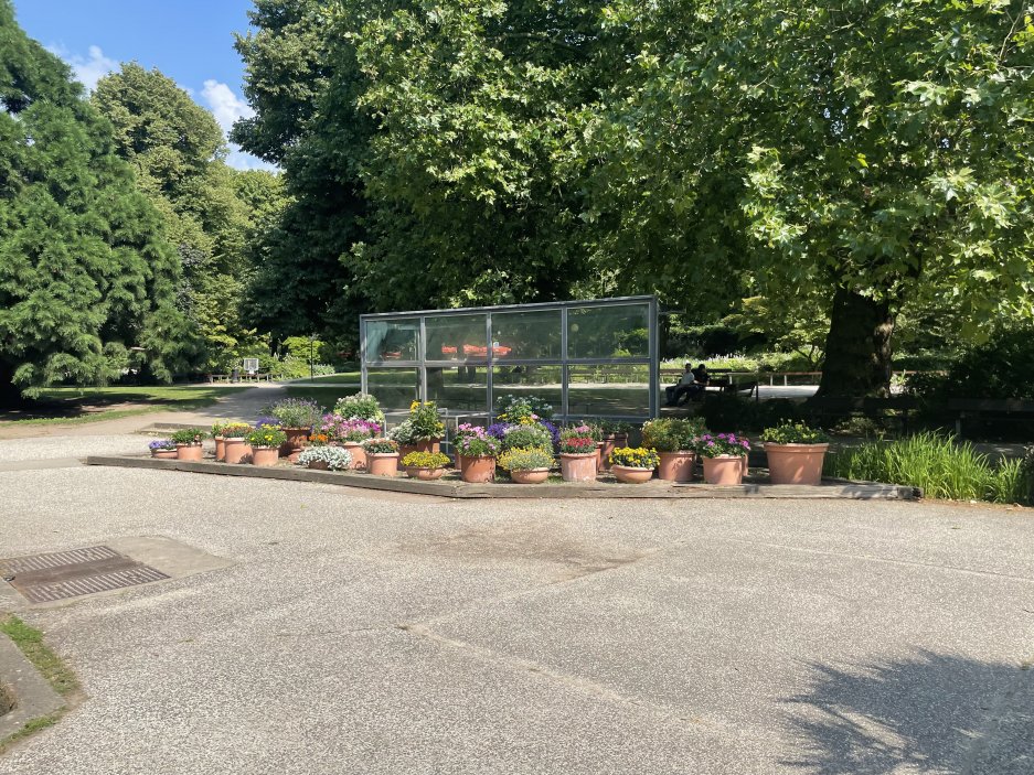 Planten un Blomen je zelená oáza v centru města. Park se rozkládá na ploše asi 47 hektarů od Dammtor po Reeperbahn. V létě jsou zde také možnosti trávení volného času a spousta hudby