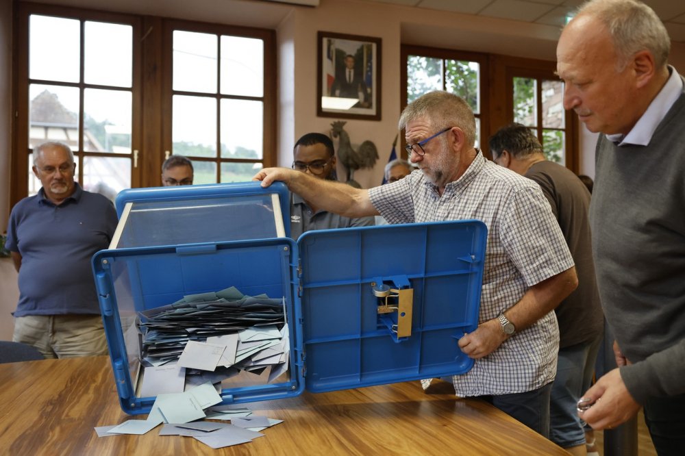 První kolo parlamentních voleb ve Francii vyhrálo Národní sdružení