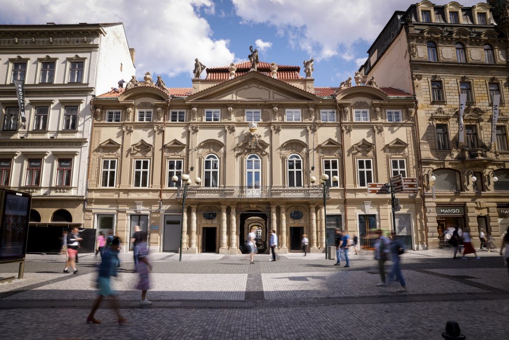 Palác Sylva-Taroucca, Nostický palác či palác Piccolomini: to jsou různé názvy pro pozdně barokní palác pojmenovaný po proslaveném francouzském právníkovi a labužníkovi Brillat-Savarinovi. 