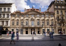 Palác Sylva-Taroucca, Nostický palác či palác Piccolomini: to jsou různé názvy pro pozdně barokní palác pojmenovaný po proslaveném francouzském právníkovi a labužníkovi Brillat-Savarinovi. 