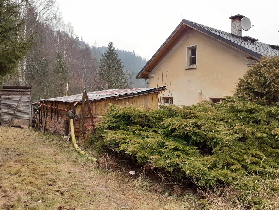 Předmětem prodeje jsou i stavby na pozemku. Stát za tuto nemovitost chce 485 tisíc korun.