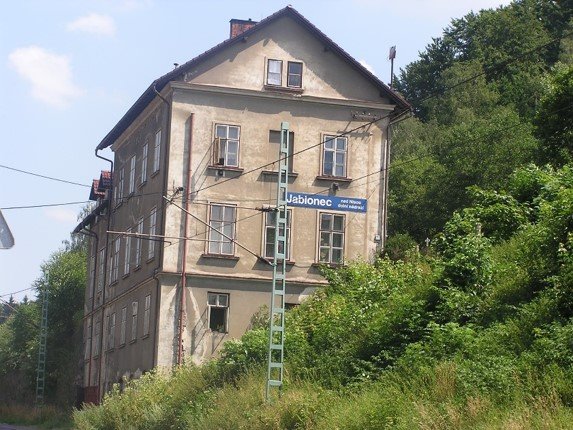 Jde o bývalou výpravní budova s restaurací a kancelářemi. Postavena byla v roce 1889.