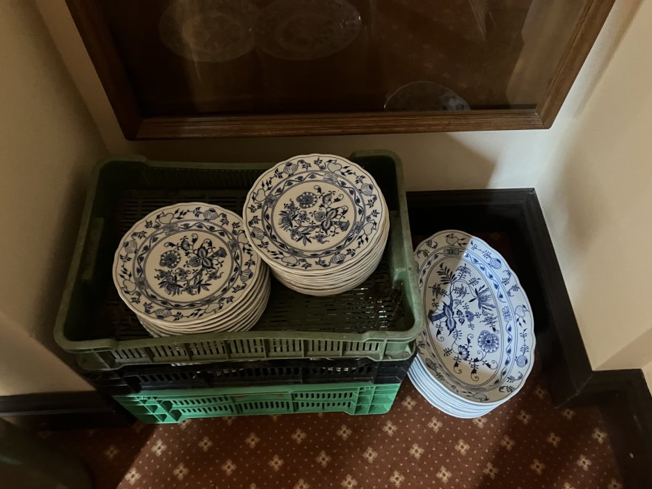 Křesla, židle, stoly, skříně, postele, záclony či porcelán „cibulák“ jsou nyní součástí expozic dalších českých zámků.