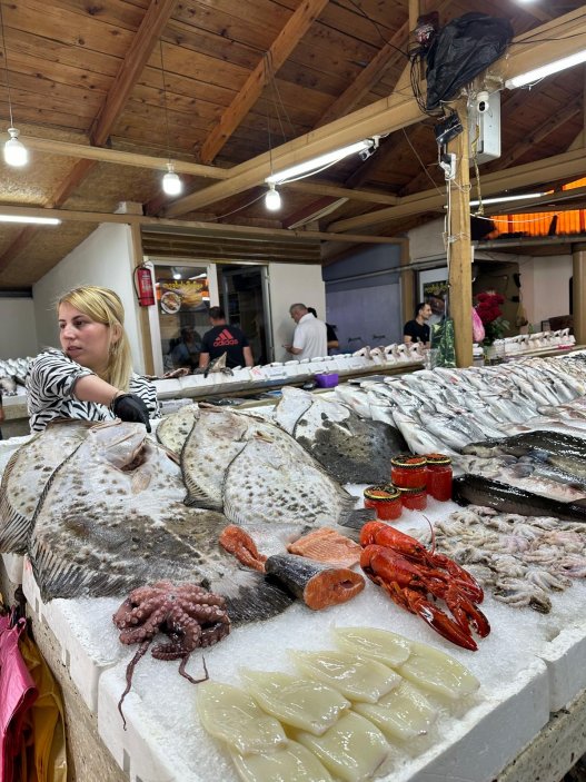 Na parkoviště se sjíždějí dodávky, které pečlivě zabalené zboží rozvážejí do místních restaurací.