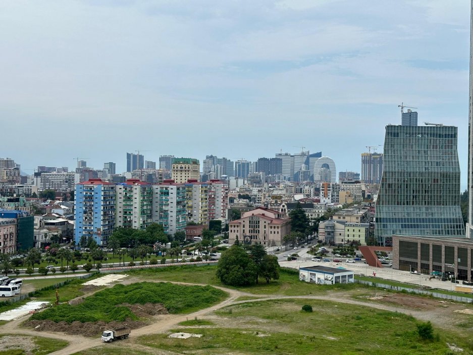 Panorama Batumi focené z ruského kola v severním cípu promenády.