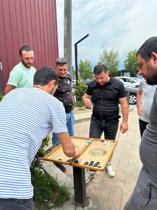 Gruzínci hrající na ulici vrhcáby