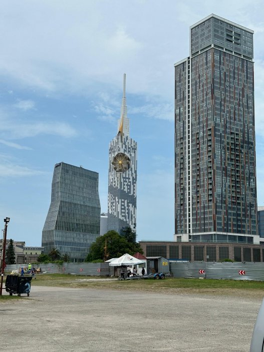 Batumi, přímořské letovisko je plné kontrastů. Vedle sebe tu najdete sovětské brutalistní stavby i mrakodrapy. 