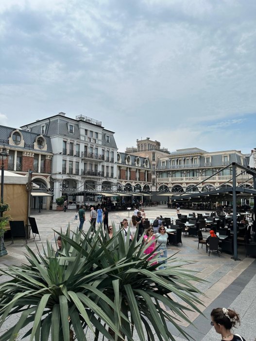 Piazza Batumi je srdcem starého města. Náměstí postavené v italském stylu.