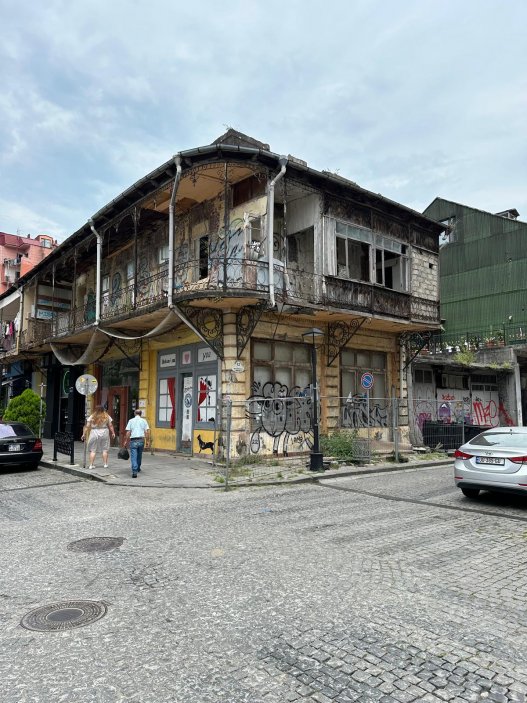 Poněkud „načančaný“ evropský styl Piazza Batumi jen pár desítek metrů dál střídá ten „gruzínský“. Míjíme polorozpadlé domy s dřevěnými balkony či celými verandami. 