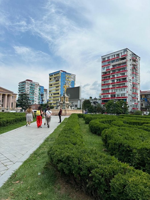 Batumi je architektonický mišmaš. Nechybí tu ani panelové domy.