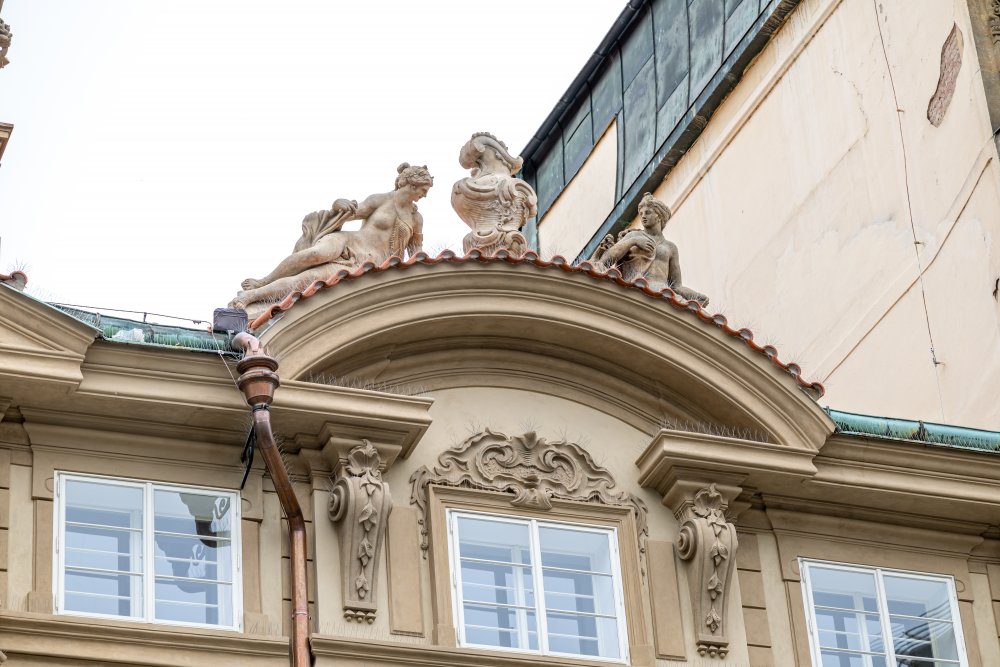 Sdružení stavebních firem Materostav a Syner dokončilo v centru Prahy rekonstrukci interiérů paláce Savarin. Veškeré práce byly důsledně propojené s dohledem památkářů, kteří dbali o každý detail.