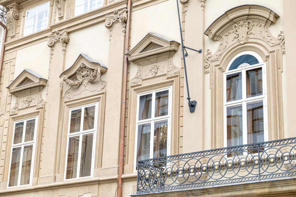 Sdružení stavebních firem Materostav a Syner dokončilo v centru Prahy rekonstrukci interiérů paláce Savarin. Veškeré práce byly důsledně propojené s dohledem památkářů, kteří dbali o každý detail.