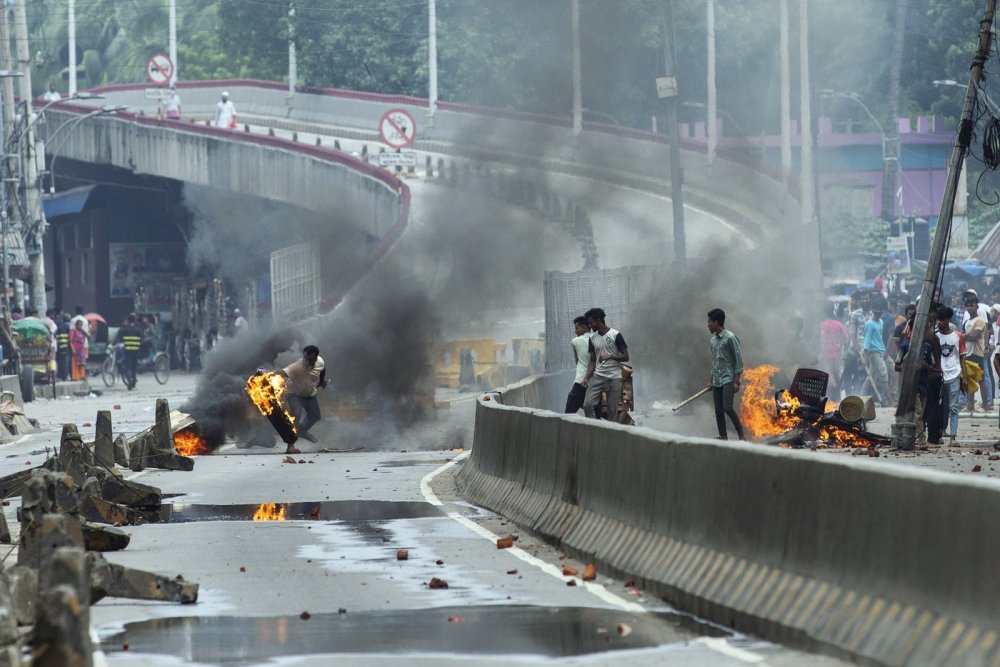 Demonstrace v Bangladéši si vyžádaly více než 100 mrtvých