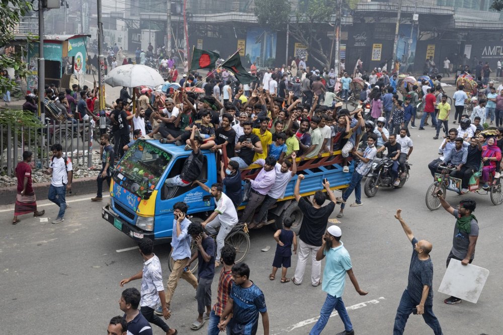 Demonstrace v Bangladéši si vyžádaly více než 100 mrtvých