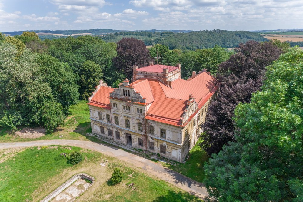 Památkově chráněn zámek, pavilon a bazén, park (včetně litinového altánu a sklepa ve skále při budově pivovaru), ohradní zeď parku a pozemky vymezeného areálu.