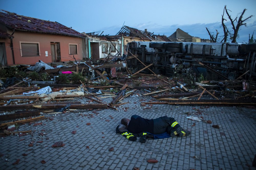 Martin Divíšek (EPA) získal nominaci za snímek úklidových prací po tornádu na jižní Moravě.