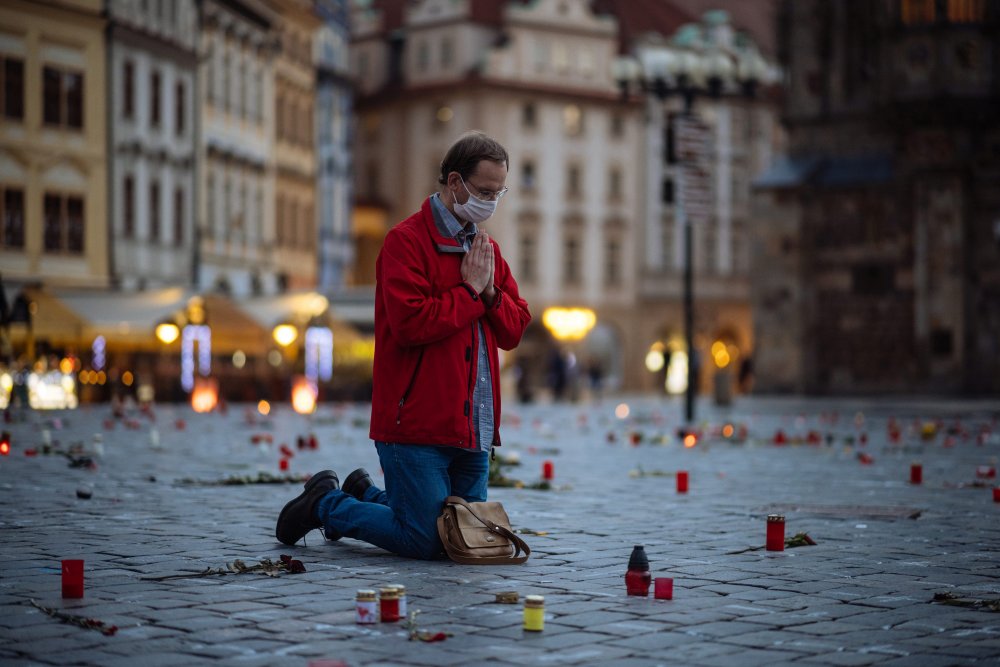 V kategorii Reportáž získal jednu z nominací Lukáš Bíba (Economia) se sérií 25 000 křížů. Ty nakreslili na Staroměstské náměstí aktivisté za každý tehdy touto nemocí zmařený život. 