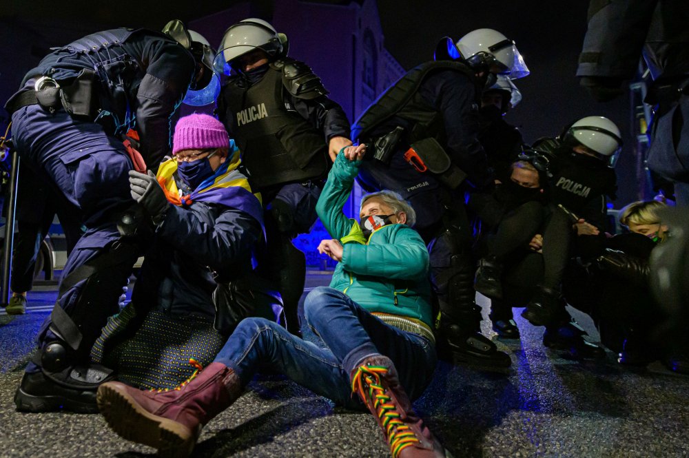 V kategorii Reportáž obdržel nominaci volný fotograf Petr Vrabec s cyklem nazvaným Protesty Strajk kobiet (Stávka žen) ve Varšavě.