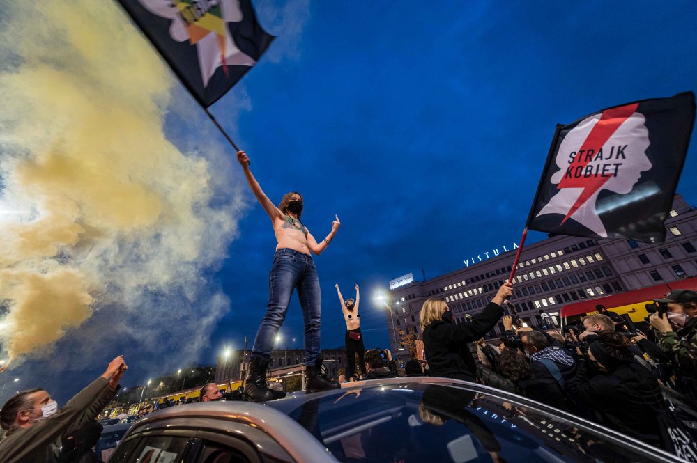 V kategorii Reportáž obdržel nominaci volný fotograf Petr Vrabec s cyklem nazvaným Protesty Strajk kobiet (Stávka žen) ve Varšavě.