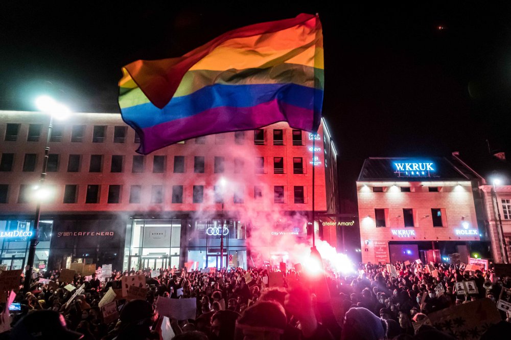 V kategorii Reportáž obdržel nominaci volný fotograf Petr Vrabec s cyklem nazvaným Protesty Strajk kobiet (Stávka žen) ve Varšavě.