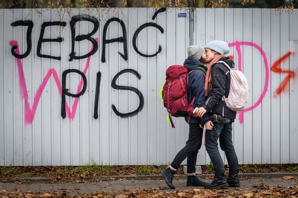 V kategorii Reportáž obdržel nominaci volný fotograf Petr Vrabec s cyklem nazvaným Protesty Strajk kobiet (Stávka žen) ve Varšavě.