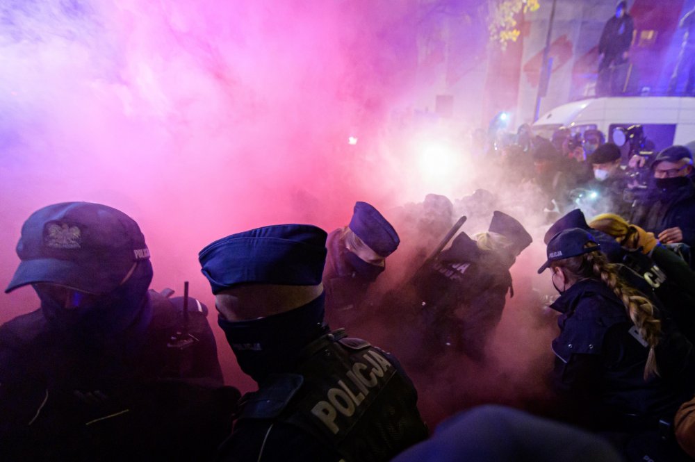 V kategorii Reportáž obdržel nominaci volný fotograf Petr Vrabec s cyklem nazvaným Protesty Strajk kobiet (Stávka žen) ve Varšavě.