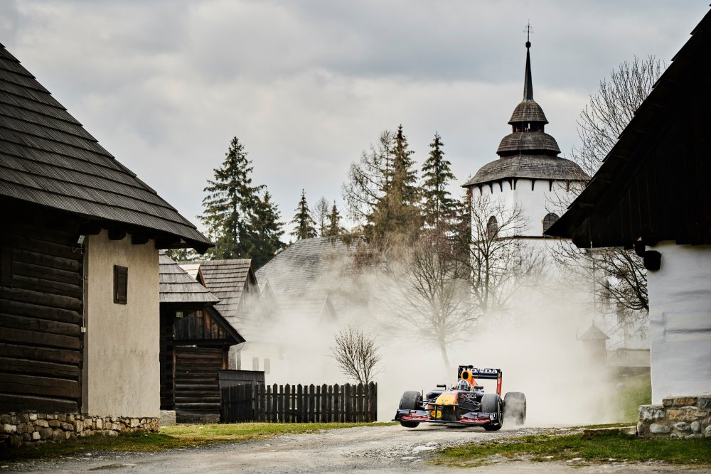 F1 projíždějící slovenskou vesnicí během natáčení reklamního spotu firmy RedBull.