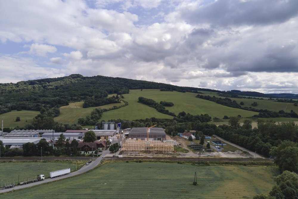 Severní fasáda objektu je otočena k obci a přijíždějícím návštěvníkům. 