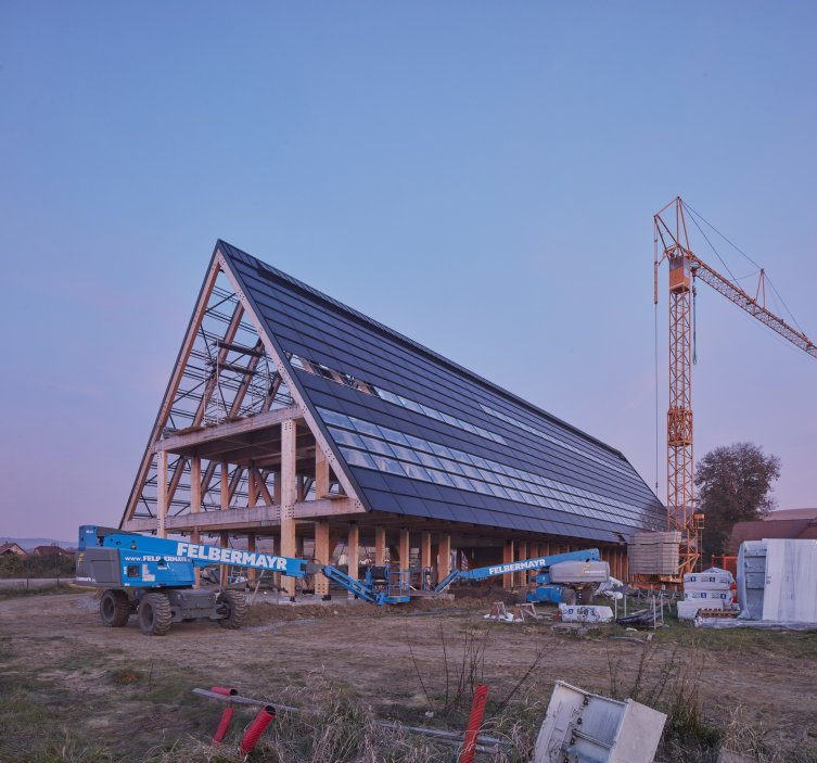 Konstrukce domu je kombinací těžkého dřevěného skeletu, betonového jádra a ocelových ztužení.