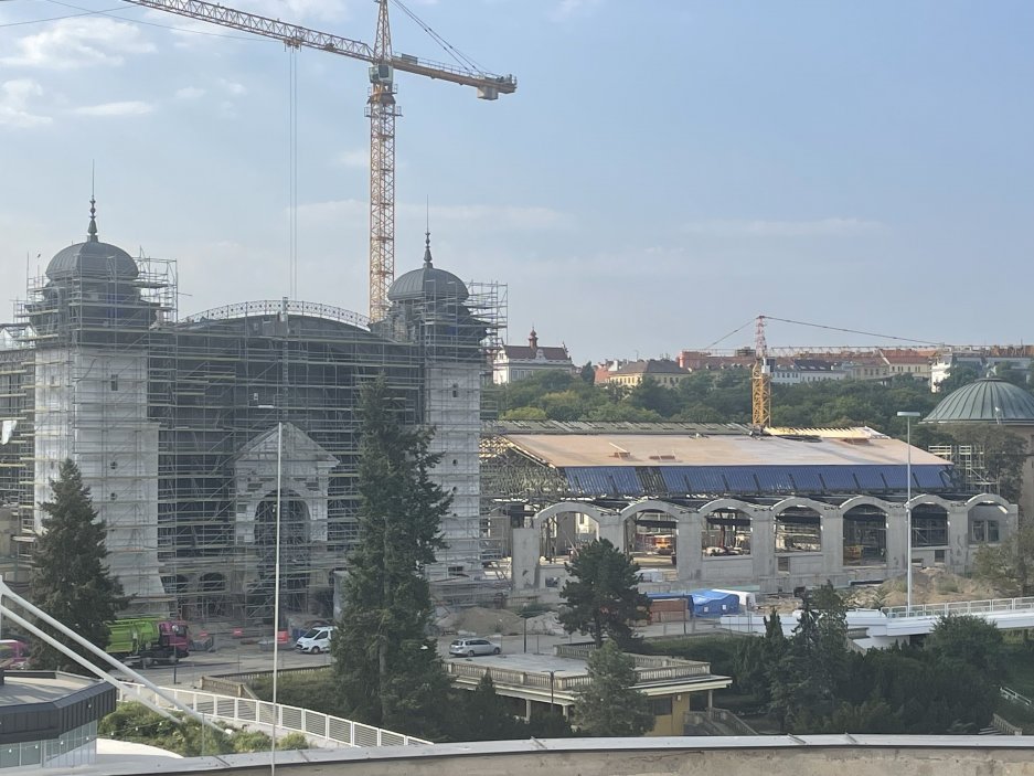 Pohled ze střechy divadla na Průmyslový palác